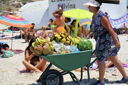 Tu tía cargando con la frutita para después de comer