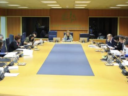 La comisión de Empleo, Políticas Sociales y Vivienda del Parlamento vasco presidida por la socialista Gloria Sánchez, a punto de votar el proyecto
