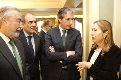 De izquierda a derecha. Julio Gómez Pomar, secretario de Estado de Fomento; Manuel Niño, secretario general de Infraestructuras; el ministro de Fomento, Íñigo de la Serna, y la presidenta del Congreso, Ana Pastor.