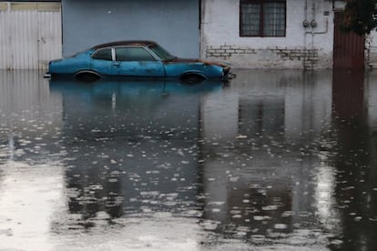 Un carro sumergido tras las lluvias en el municipio de Nezahualcóyotl, en el área metropolitana de Ciudad de México, en junio de 2024. 