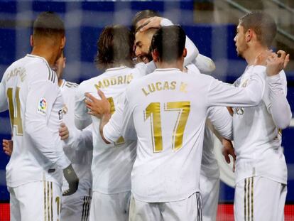 Los jugadores del Madrid felicitan a Benzema por su gol.