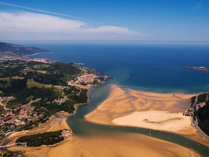 Este pequeño fragmento de tierra vasca –de apenas 230 km2– cercano a Gernika, presenta uno de los paisajes más hermosos de nuestro país. Declarado Reserva de la Biosfera por la UNESCO, cuenta con recónditos bosques, playas casi vírgenes y escarpados acantilados. Y gran parte de su oferta turística se centra en actividades para disfrutar de la naturaleza: descenso en canoa, rutas en piragua, senderismo, surf... Dónde perderse: En la isla de Izado, el monte Atxerre y la ría de Mundaka. Más información: turismourdaibai.com