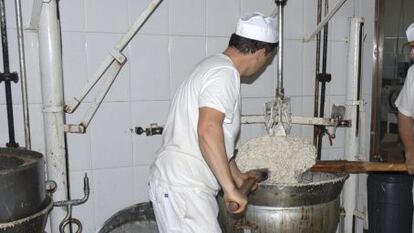 Fotograf&iacute;a facilitada por &quot;Turrones Dos Hermanos&quot; en la que se ve a dos trabajadores elaborando turr&oacute;n. 