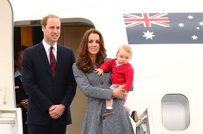 O duque e a duquesa de Cambridge queriam levar seus filhos com eles em várias de suas viagens oficiais ao exterior, mesmo desde muito novos. George tinha apenas nove meses quando acompanhou William e Kate em uma viagem oficial de três semanas pela Austrália e Nova Zelândia. Aqui, prestes a retornar ao Reino Unido de Canberra em abril de 2014, no final de sua jornada.