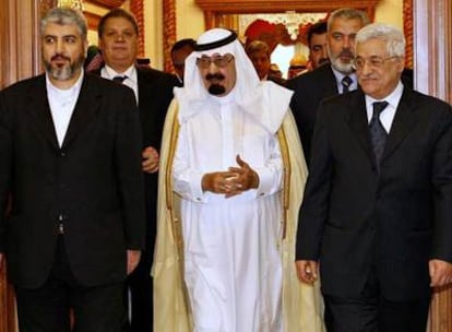 El rey Abdalá (centro), con Mahmud Abbas (derecha) y el líder de Hamás, Jaled Meshal.