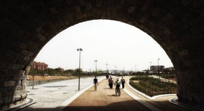 Un grupo de personas circula en bici por Madrid Río. 