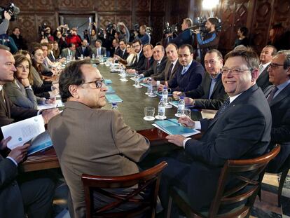 El presidente Ximo Puig (derecha), con el resto de diputados y senadores valencianos en el Palau de la Generalitat. 
