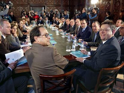 El presidente Ximo Puig (derecha), con el resto de diputados y senadores valencianos en el Palau de la Generalitat. 