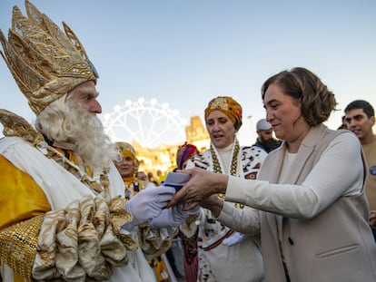 La alcaldesa Ada Colau recibe a los Reyes Magos en el Puerto de Barcelona en Barcelona. Lorena Sopêna / Europa Press