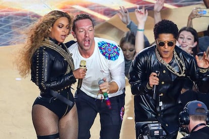 Beyonce,Chris Martin (de Coldplay) y Bruno Mars, en la Super Bowl de 2016.