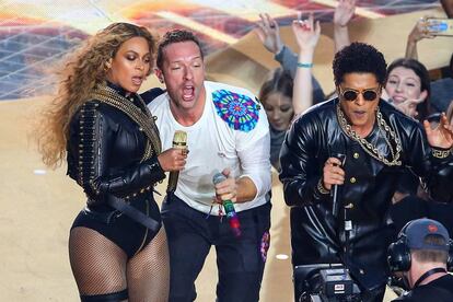 Beyonce,Chris Martin (de Coldplay) y Bruno Mars, en la Super Bowl de 2016.