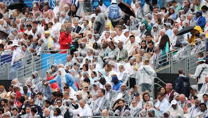 Decenas de espectadores esperan el comienzo de la ceremonia de inauguración de los Juegos Olímpicos de París, este viernes.