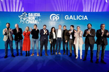 El presidente de la Xunta de Galicia, Alfonso Rueda, arropado por los presidentes autonómicos del PP en un mitin en A Coruña este domingo. EFE/Cabalar