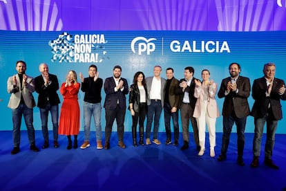 El presidente de la Xunta de Galicia, Alfonso Rueda, arropado por los presidentes autonómicos del PP en un mitin en A Coruña este domingo. EFE/Cabalar