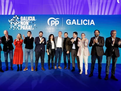 El presidente de la Xunta de Galicia, Alfonso Rueda, arropado por los presidentes autonómicos del PP en un mitin en A Coruña este domingo. EFE/Cabalar