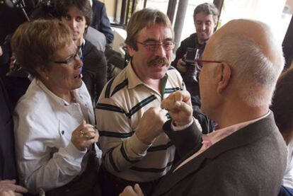 Duran, con integrantes de casas regionales en Barcelona.