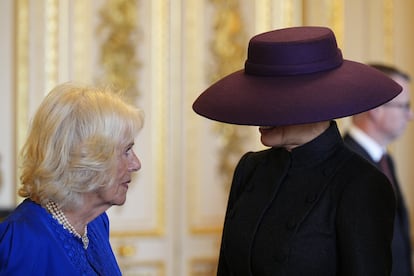 La reina Camilia junto a la primera dama, Melania Trump, durante su visita a la exposición en Windsor.