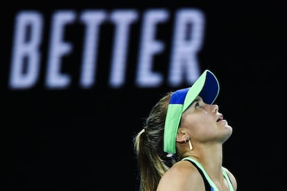 La estadounidense Sofia Kenin reacciona después de perder el primer punto.