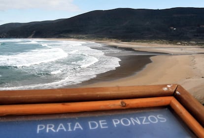 La playa de Ponzos, Ferrol (A Coruña), es recomendable para un paseo, sobre todo, en bajamar. Hay que tener cuidado con la fuerza de las olas.