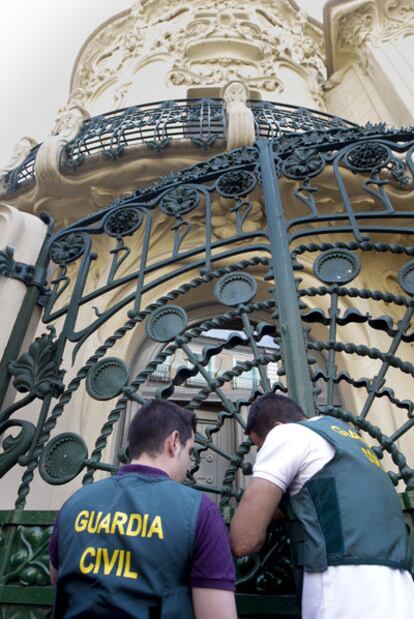 Dos guardias civiles, en la puerta de la SGAE el viernes.