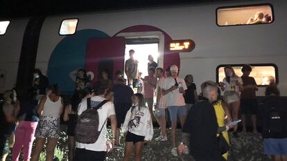 Pasajeros del tren de Ouigo averiado esta madrugada en Alhama de Aragón.
