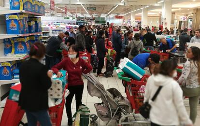 La fiebre del papel higiénico. Supermercado en el centro de Madrid, el viernes antes del confinamiento. Multitud de ciudadanos acudieron a hacer grandes compras ante el temor al desabastecimiento tras el anuncio del Gobierno de declarar el estado de alarma. El papel higiénico fue uno de los productos más vendidos aquellos días, pero hubo también colas en otros establecimientos, como estancos.