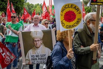 Decenas de personas participan en la manifestación por el Día Internacional del Trabajo en Sevilla, este jueves.