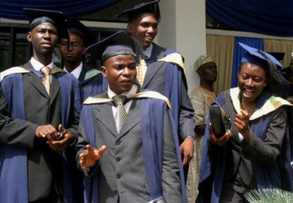 Estudiantes de la Universidad nigeriana de Ibadan en el día de su graduación, en noviembre de 2006.
