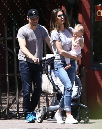 El actor Jeremy Renner y Sonni Pacheco, con su hija Ava, en Nashville, 2014.