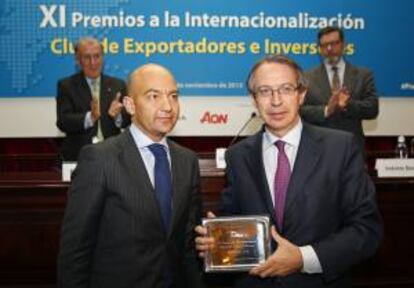 La Agencia EFE ha sido galardonada con el Premio a la Internacionalización que concede el Club de Exportadores e Inversores en la categoría de medios de comunicación, y que ha recogido hoy su presidente, José Antonio Vera (en la imagen a la dcha.), por contribuir "de forma especial" a la salida al exterior de las empresas españolas.