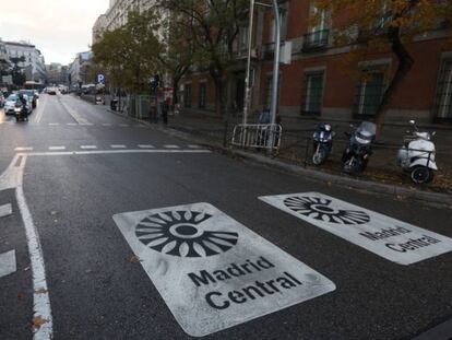 Señalización de Madrid Central, en uno de los accesos al área.