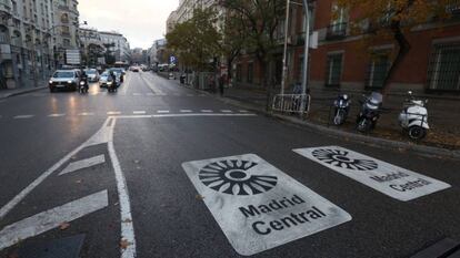 Señalización de Madrid Central, en uno de los accesos al área.