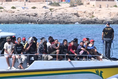 Un grupo de migrantes rescatados en Lampedusa (Italia) en septiembre de 2023.