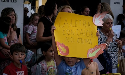Protesta de familias y alumnos del CEIP Borbolla de Sevilla