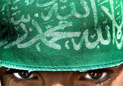 Un muchacho palestino con una cinta del grupo Hamás durante una manifestación, el viernes.