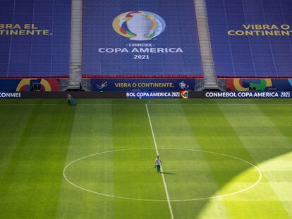 Funcionários preparam o gramado do estádio Mané Garrincha, em Brasília, que receberá o jogo de abertura da Copa América