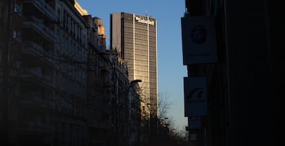 Fachada de una sede del Banco Sabadell en la Diagonal, en Barcelona.