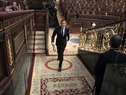 Rajoy sale del hemiciclo durante el pleno celebrado ayer.