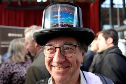Un hombre luce un sombrero con una pantalla en el MWC 2019.