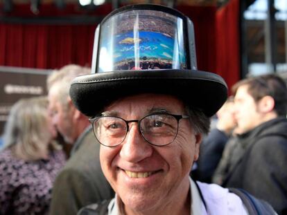 Un hombre luce un sombrero con una pantalla en el MWC 2019.