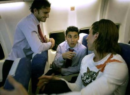 Puerta y Ramos hablan con Navas sobre la selección en un vuelo Madrid-Sevilla del 22 de diciembre de 2005.