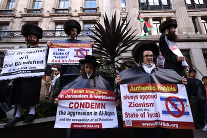 Ultraortodoxos judíos de Neturei Karta, la organización que se opone al sionismo y la existencia del Estado de Israel, en la manifestación de Londres de este sábado.