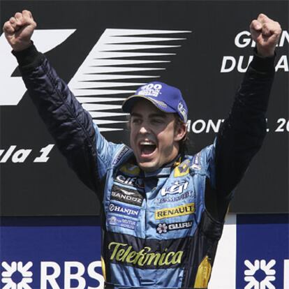 EL piloto asturiano Fernando Alonso celebra su victoria en el circuito de Montreal.