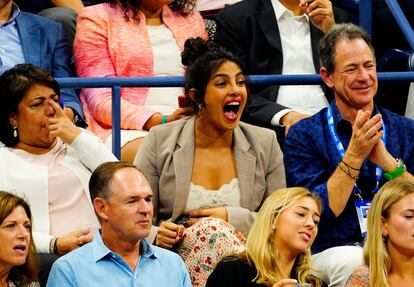 La actriz Priyanka Chopra, acompañada de su madre, Madhu Chopra, muy emocionada en las gradas del US Open de Nueva York. 