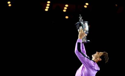 Nadal levanta el trofeo de campeón en la pista Arthur Ashe de Nueva York.