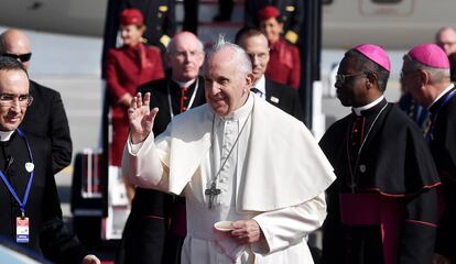 El Papa Francisco en su llegada al aeropuerto de Dublín, Irlanda.