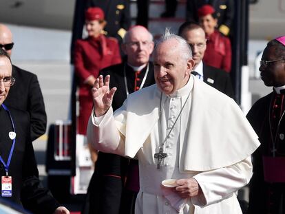 El Papa Francisco en su llegada al aeropuerto de Dublín, Irlanda.