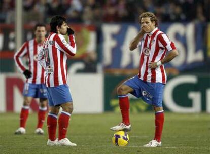 Forlán, junto a Agüero y con Maxi al fondo, se dispone a sacar de centro tras un gol en contra.