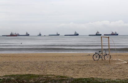 Vários petroleiros navegam nas águas de Macaé, no Rio de Janeiro, onde a Petrobras tem uma de suas maiores plataformas em alto mar.