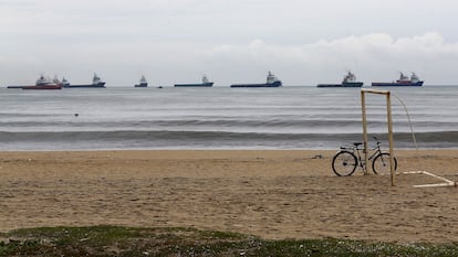 Vários petroleiros navegam nas águas de Macaé, no Rio de Janeiro, onde a Petrobras tem uma de suas maiores plataformas em alto mar.